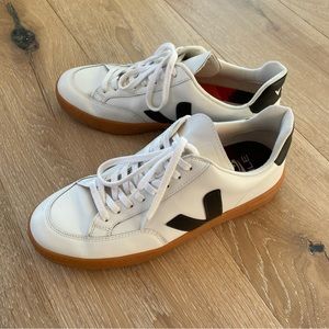 VEJA Men’s V-12